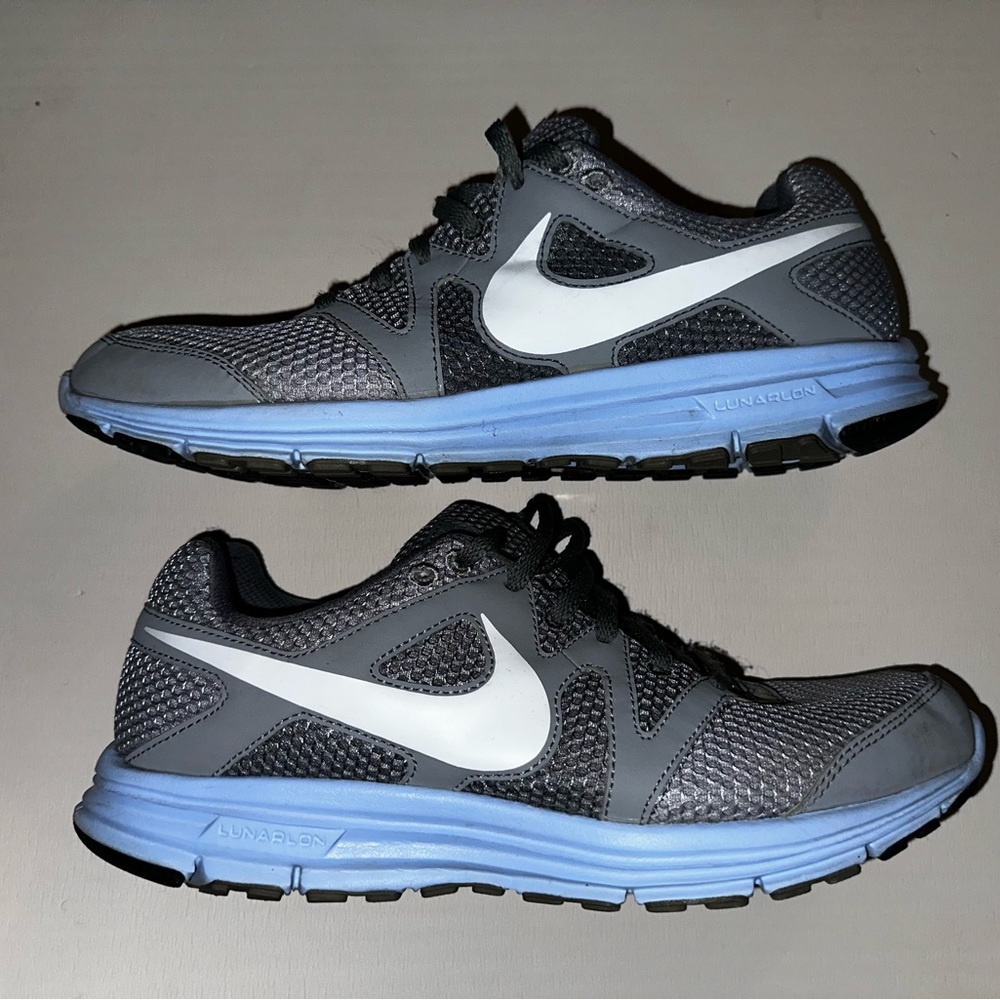 Women’s Nike sneaker size 9.5. Great condition!